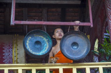 Luang Prabang, Laos - 12 Ağustos 2018: Acemi keşiş Luang Prabang Laos üzerinde 12 Ağustos 2018. Bu yaklaşık 1 içinde 3 erkek Laotians bir manastır en azından bir süre için katılmak tahmin edilmektedir