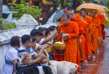 Luang Prabang, Laos - 11 Ağustos 2018: Luang Prabang Laos'ta üzerinde 11 Ağustos 2018 töreni Budist sadaka. Bu yaklaşık 1 içinde 3 erkek Laotians bir manastır katılmak tahmin edilmektedir