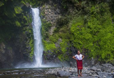 Batad, Filipinler - Mayıs 02: Batad üzerinde 02 Mayıs 2018 Türkiye bir şelale yakınındaki Ifugao azınlık kızdan. Kuzey Filipinler dağların çoğunlukla canlı Ifugao azınlık