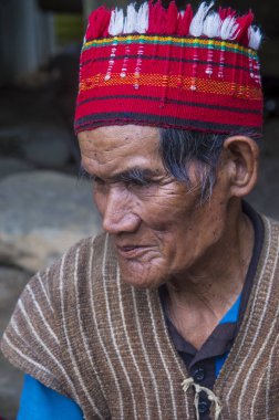 Banaue, Filipinler - Mayıs 02: Banaue 02 Mayıs 2018 Filipinler Ifugao azınlık bir adam portresi. Kuzey Filipinler dağların çoğunlukla canlı Ifugao azınlık