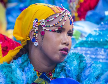 Manila, Filipinler - 27 Nisan: Aliwan fiesta Manila Filipinler üzerinde 27 Nisan 2018 yılında katılımcı. Aliwan Fiesta farklı kültürel festivaller Filipinler toplar yıllık bir olaydır