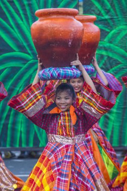 Manila, Filipinler - 27 Nisan: Aliwan fiesta Manila Filipinler üzerinde 27 Nisan 2018 yılında katılımcı. Aliwan Fiesta farklı kültürel festivaller Filipinler toplar yıllık bir olaydır