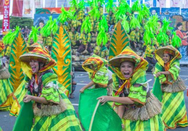 Manila, Filipinler - 27 Nisan: Aliwan fiesta üzerinde 27 Nisan 2018 Manila Filipinler katılımcılar. Aliwan Fiesta farklı kültürel festivaller Filipinler toplar yıllık bir olaydır