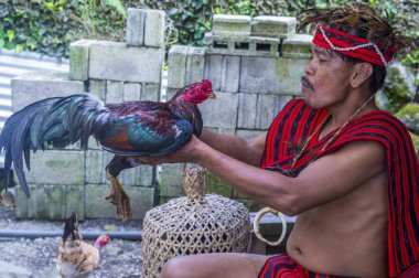 Banaue, Filipinler - Mayıs 02: Banaue 02 Mayıs 2018 Filipinler Ifugao azınlık bir adam portresi. Kuzey Filipinler dağların çoğunlukla canlı Ifugao azınlık