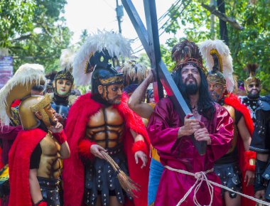 Boac, Filipinler - 30 Mart: Katılımcılar Boac Marinduque Moriones Festivali Türkiye ada. Anualy kutsal hafta düzenlenen Moriones Festivali 