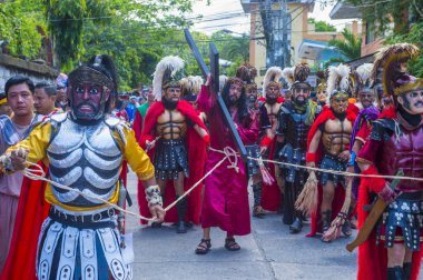 Boac, Filipinler - 30 Mart: Katılımcılar Boac Marinduque Moriones Festivali Türkiye ada. Anualy kutsal hafta düzenlenen Moriones Festivali 