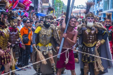 Boac, Filipinler - 30 Mart: Katılımcılar Boac Marinduque Moriones Festivali Türkiye ada. Anualy kutsal hafta düzenlenen Moriones Festivali 