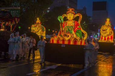 Seul - 10 Mayıs: Seul, Kore üzerinde 10 Mayıs 2018 bir geçit töreni sırasında Lotus Lantern Festivali katılımcılar. Festival Buda'nın Doğum kutlamasıdır