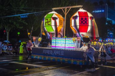 Seul - 10 Mayıs: Seul, Kore üzerinde 10 Mayıs 2018 bir geçit töreni sırasında Lotus Lantern Festivali katılımcılar. Festival Buda'nın Doğum kutlamasıdır