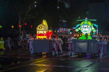 Seul - 10 Mayıs: Seul, Kore üzerinde 10 Mayıs 2018 bir geçit töreni sırasında Lotus Lantern Festivali katılımcılar. Festival Buda'nın Doğum kutlamasıdır