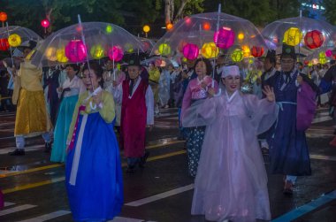 Seul - 10 Mayıs: Seul, Kore üzerinde 10 Mayıs 2018 bir geçit töreni sırasında Lotus Lantern Festivali katılımcılar. Festival Buda'nın Doğum kutlamasıdır