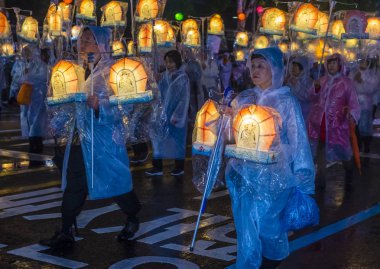 Seul - 10 Mayıs: Seul, Kore üzerinde 10 Mayıs 2018 bir geçit töreni sırasında Lotus Lantern Festivali katılımcılar. Festival Buda'nın Doğum kutlamasıdır