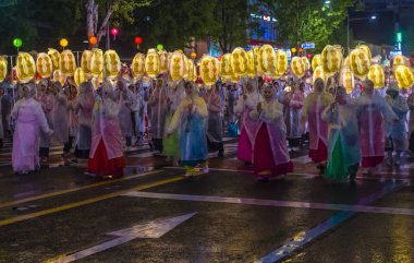 Seul - 10 Mayıs: Seul, Kore üzerinde 10 Mayıs 2018 bir geçit töreni sırasında Lotus Lantern Festivali katılımcılar. Festival Buda'nın Doğum kutlamasıdır