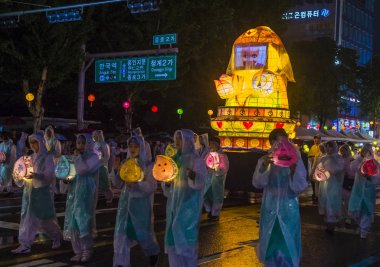 Seul - 10 Mayıs: Seul, Kore üzerinde 10 Mayıs 2018 bir geçit töreni sırasında Lotus Lantern Festivali katılımcılar. Festival Buda'nın Doğum kutlamasıdır