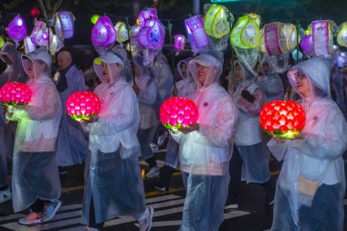 Seul - 10 Mayıs: Seul, Kore üzerinde 10 Mayıs 2018 bir geçit töreni sırasında Lotus Lantern Festivali katılımcılar. Festival Buda'nın Doğum kutlamasıdır