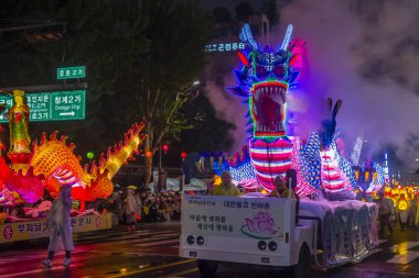 Seul - 10 Mayıs: Seul, Kore üzerinde 10 Mayıs 2018 bir geçit töreni sırasında Lotus Lantern Festivali katılımcılar. Festival Buda'nın Doğum kutlamasıdır