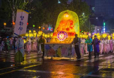 Seul - 10 Mayıs: Seul, Kore üzerinde 10 Mayıs 2018 bir geçit töreni sırasında Lotus Lantern Festivali katılımcılar. Festival Buda'nın Doğum kutlamasıdır