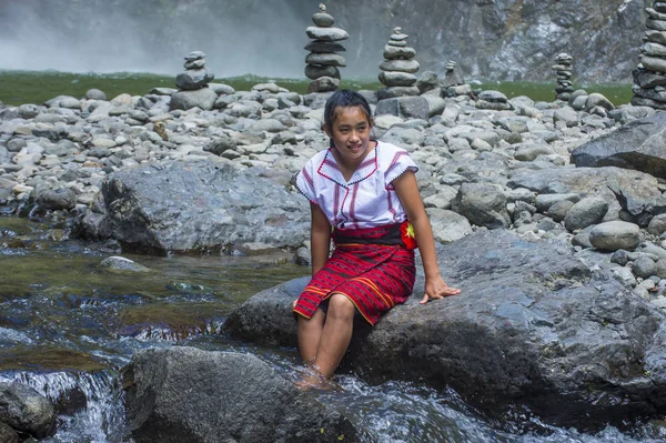 Banaue Philippines May Girl Ifugao Minority Waterfall Batad Philippines May — Stock Photo, Image