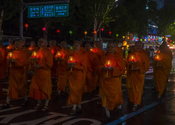 5月10日 在2018年5月10日在韩国首尔举行的莲花元宵节游行的参加者 节日是佛陀诞生的庆典 — 图库照片