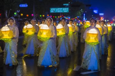 Seoul - 10 Mayıs: Katılımcılar bir geçit töreni sırasında Lotus Lantern Festivali Seul, Kore üzerinde 10 Mayıs 2018 yılında festival bir Buda'nın Doğum kutlamasıdır