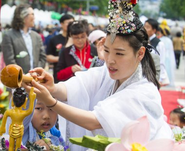 Seoul - 11 Mayıs: Banyo, Buda töreni sırasında Lotus Lantern Festivali Seul, Kore üzerinde 11 Mayıs 2018 festivalin bir Buda'nın Doğum kutlamasıdır