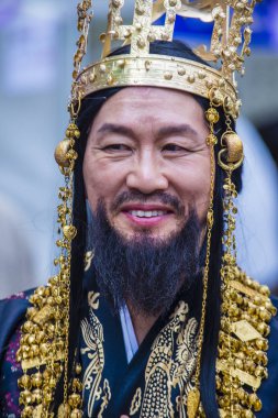 Seoul - 11 Mayıs: Adam 11 Mayıs 2018 Seul, Kore Lotus fener Festival sırasında Jogyesa Tapınağı'nda geleneksel kostüm festivalin bir Buda'nın Doğum kutlamasıdır