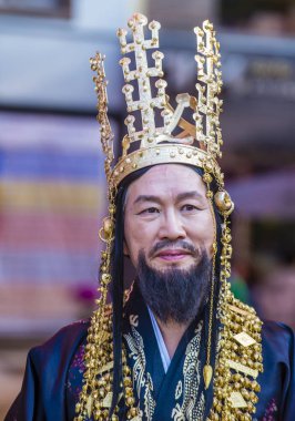 Seoul - 11 Mayıs: Adam 11 Mayıs 2018 Seul, Kore Lotus fener Festival sırasında Jogyesa Tapınağı'nda geleneksel kostüm festivalin bir Buda'nın Doğum kutlamasıdır