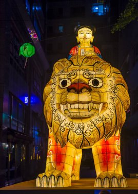 Seoul - 11 Mayıs: 11 Mayıs 2018 tarihinde Seoul Korea içinde Lotus fener Festival renkli fener dekorasyon cheonggyecheon akışı. Festival Buda'nın Doğum kutlamasıdır