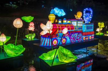 Seoul - 11 Mayıs: 11 Mayıs 2018 tarihinde Seoul Korea içinde Lotus fener Festival renkli fener dekorasyon cheonggyecheon akışı. Festival Buda'nın Doğum kutlamasıdır