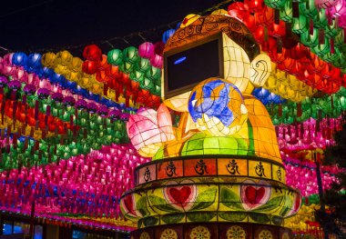 Seoul - 11 Mayıs: 11 Mayıs 2018 tarihinde Seoul Korea içinde Lotus fener Festival renkli fener dekorasyon Jogyesa Tapınağı'nda. Festival Buda'nın Doğum kutlamasıdır