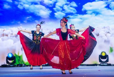 Singapur - 21 Şubat: Dansçılar gerçekleştirmek Çin yeni yıl kutlama nehir Hongbao Singapur Marina Bay Februery 21 2018 tarih itibariyle. 