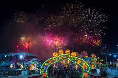 Singapur - 21 Şubat: Fireworks fener Februery 21 2018 Singapur Nehri Hongbao şenlikte sırasında. Olay anualy Marina Bay ay yeni yıl hoş geldiniz düzenlenmektedir.