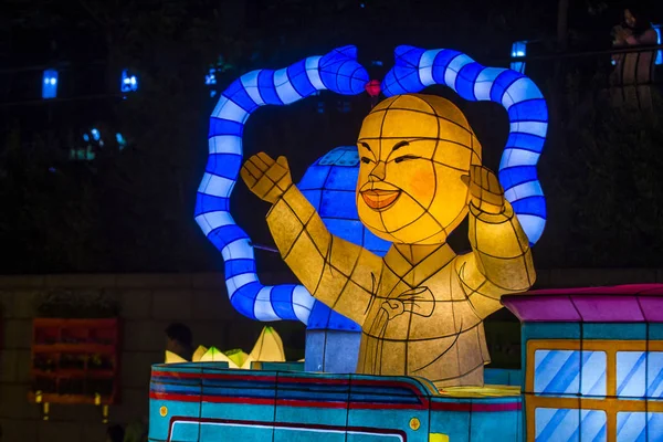 Seoul - 11 Mayıs: 11 Mayıs 2018 tarihinde Seoul Korea içinde Lotus fener Festival renkli fener dekorasyon cheonggyecheon akışı. Festival Buda'nın Doğum kutlamasıdır