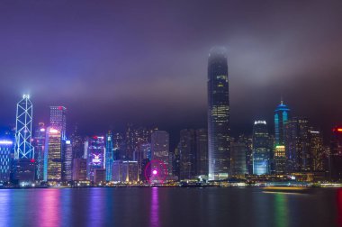 Hong Kong - Mart 06: The Hong Kong manzarası sisli bir gece üzerinde 06 Mart 2018 