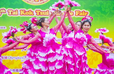 Hong Kong - Mart 04: 14 Tai Kok Tsui tapınağın üzerinde 04 Mart 2018 Hong Kong'da Fuar katılımcıları. Tapınak Fuar her yıl düzenlenen bir Çin kültürel olaydır 