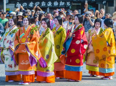 Kyoto - 15 Mayıs: Kyoto, Japonya üzerinde 15 Mayıs 2018 Aoi Matsuri katılımcılar. AOI Mastsuri tarihlerinde Kyoto, Japonya'da üç ana yıllık festivaller biridir