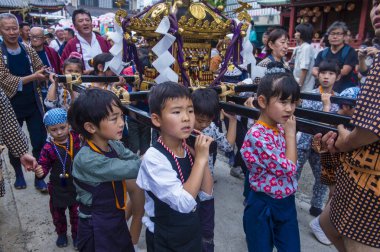 Tokyo - 19 Mayıs: Tokyo, Japonya üzerinde 19 Mayıs 2018 Kanda Matsuri katılımcılar. Kanda Matsuri Tokyo, Japonya'nın üç ana festivaller biridir