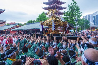 Tokyo - 19 Mayıs: Tokyo, Japonya üzerinde 19 Mayıs 2018 Kanda Matsuri katılımcılar. Kanda Matsuri Tokyo, Japonya'nın üç ana festivaller biridir