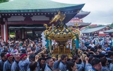 Tokyo - 19 Mayıs: Tokyo, Japonya üzerinde 19 Mayıs 2018 Kanda Matsuri katılımcılar. Kanda Matsuri Tokyo, Japonya'nın üç ana festivaller biridir