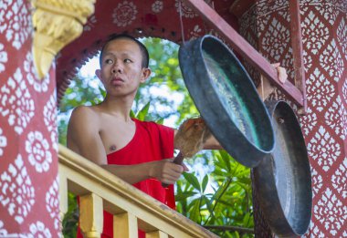 Luang Prabang, Laos - 12 Ağustos 2018: Acemi keşiş Luang Prabang Laos üzerinde 12 Ağustos 2018. Bu yaklaşık 1 içinde 3 erkek Laotians bir manastır en azından bir süre için katılmak tahmin edilmektedir