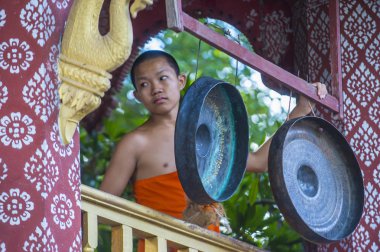 Luang Prabang, Laos - 12 Ağustos 2018: Acemi keşiş Luang Prabang Laos üzerinde 12 Ağustos 2018. Bu yaklaşık 1 içinde 3 erkek Laotians bir manastır en azından bir süre için katılmak tahmin edilmektedir