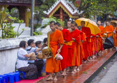 Luang Prabang, Laos - 11 Ağustos 2018: Luang Prabang Laos'ta üzerinde 11 Ağustos 2018 töreni Budist sadaka. Bu yaklaşık 1 içinde 3 erkek Laotians bir manastır katılmak tahmin edilmektedir