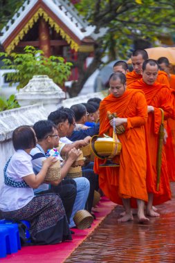 Luang Prabang, Laos - 11 Ağustos 2018: Luang Prabang Laos'ta üzerinde 11 Ağustos 2018 töreni Budist sadaka. Bu yaklaşık 1 içinde 3 erkek Laotians bir manastır katılmak tahmin edilmektedir