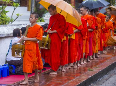 Luang Prabang, Laos - 11 Ağustos 2018: Luang Prabang Laos'ta üzerinde 11 Ağustos 2018 töreni Budist sadaka. Bu yaklaşık 1 içinde 3 erkek Laotians bir manastır katılmak tahmin edilmektedir