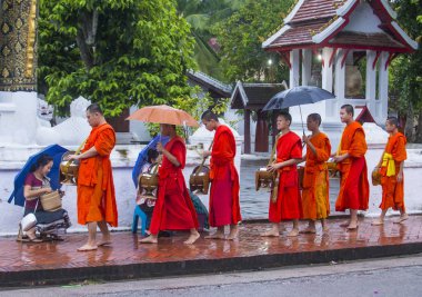 Luang Prabang, Laos - 11 Ağustos 2018: Luang Prabang Laos'ta üzerinde 11 Ağustos 2018 töreni Budist sadaka. Bu yaklaşık 1 içinde 3 erkek Laotians bir manastır katılmak tahmin edilmektedir
