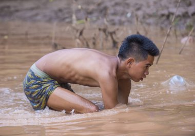 Luang Prabang, Laos - Ağustos 12: Laos balıkçı Luang Prabang Laos Mekong üzerinde 12 Ağustos 2018, Mekong Nehri, Asya'nın en uzun nehir biridir