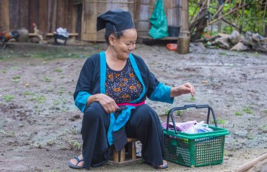 Bam Na Ouan, Laos - Ağustos 13: Hmong azınlık Bam Na Ouan köyü Laos üzerinde 13 Ağustos 2018'kadın. Hmong azınlık Laos 49 etnik gruplarından biridir 