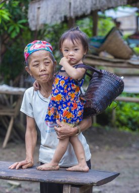 Bam Phoansa adlı, Laos - Ağustos 14: Laos anne ve çocuk için köyde Bam Phoansa, Laos üzerinde 14 Ağustos 2018. Laos hayatımızda köylerde nüfusun neredeyse yüzde 70'i 