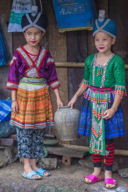 Bam Na Ouan, Laos - Ağustos 13: Bam Na Ouan köyü Laos üzerinde 13 Ağustos 2018 Hmong azınlıkta kızlardan. Hmong azınlık Laos 49 etnik gruplarından biridir 