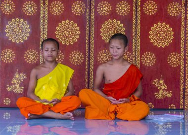 Luang Prabang, Laos - 12 Ağustos 2018: Acemi rahipler Luang Prabang Laos üzerinde 12 Ağustos 2018. Bu yaklaşık 1 içinde 3 erkek Laotians bir manastır en azından bir süre için katılmak tahmin edilmektedir